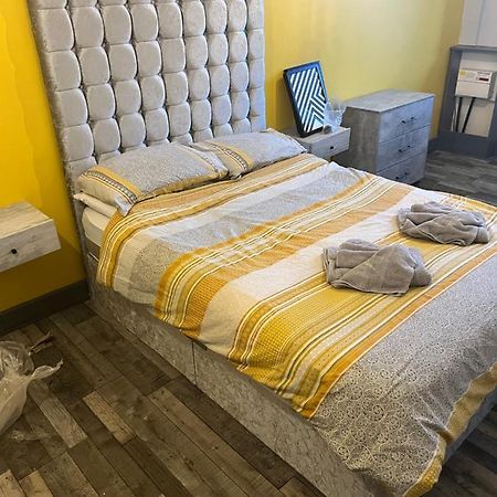 Town Center Large 2 Bedroom Apartment- Sleeps Up To 6 - Dogs Welcome - 2 Minutes From Train Station Blackpool Buitenkant foto