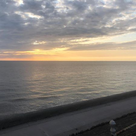 Town Center Large 2 Bedroom Apartment- Sleeps Up To 6 - Dogs Welcome - 2 Minutes From Train Station Blackpool Buitenkant foto