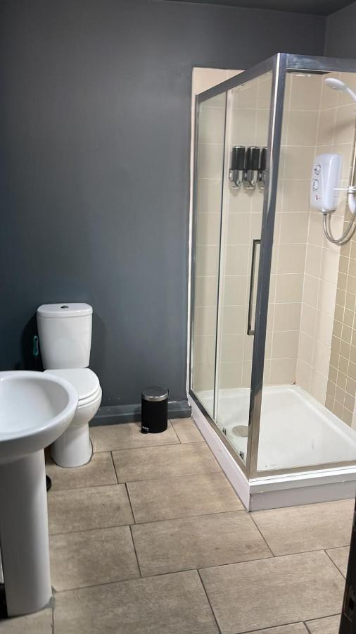 Town Center Large 2 Bedroom Apartment- Sleeps Up To 6 - Dogs Welcome - 2 Minutes From Train Station Blackpool Buitenkant foto