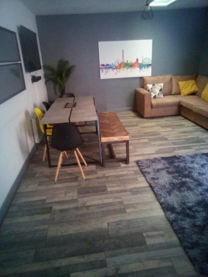 Town Center Large 2 Bedroom Apartment- Sleeps Up To 6 - Dogs Welcome - 2 Minutes From Train Station Blackpool Buitenkant foto