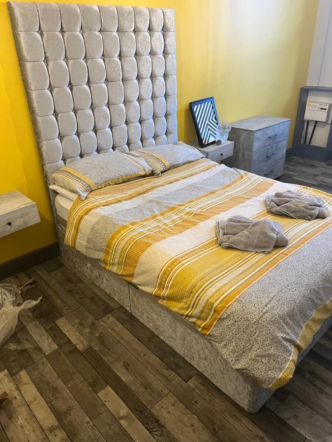 Town Center Large 2 Bedroom Apartment- Sleeps Up To 6 - Dogs Welcome - 2 Minutes From Train Station Blackpool Buitenkant foto