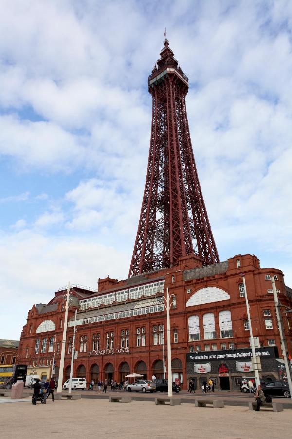 Town Center Large 2 Bedroom Apartment- Sleeps Up To 6 - Dogs Welcome - 2 Minutes From Train Station Blackpool Buitenkant foto