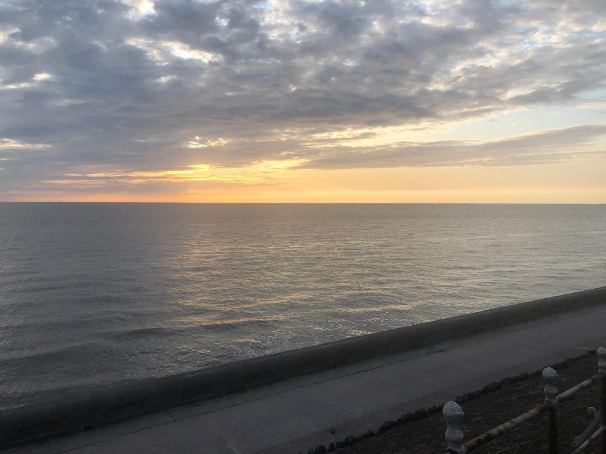 Town Center Large 2 Bedroom Apartment- Sleeps Up To 6 - Dogs Welcome - 2 Minutes From Train Station Blackpool Buitenkant foto