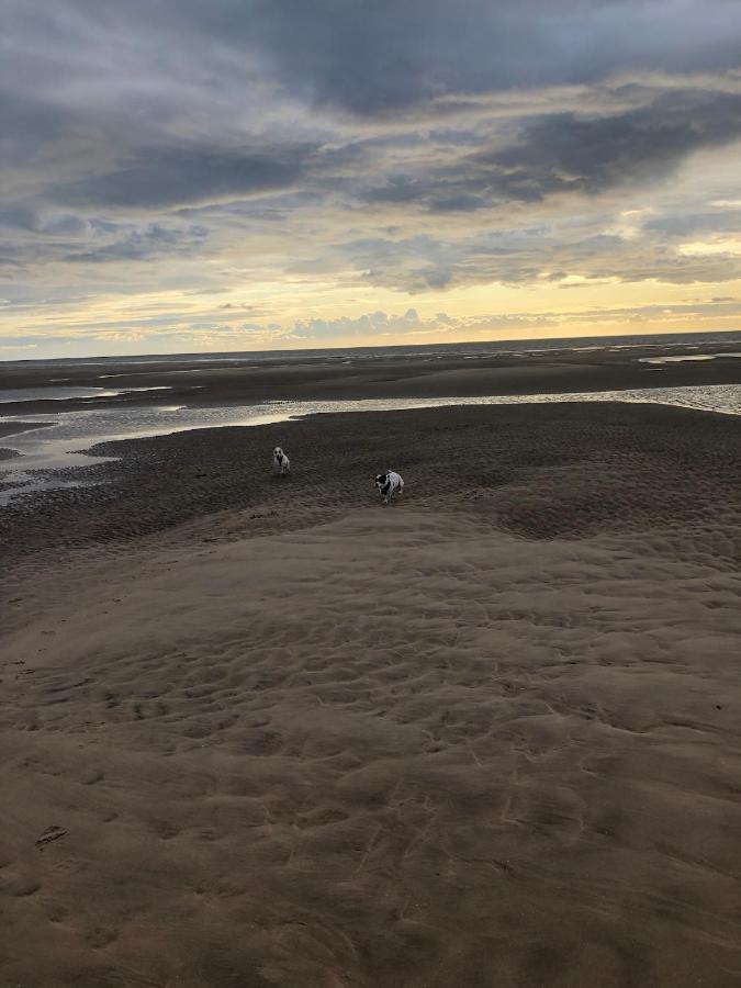 Town Center Large 2 Bedroom Apartment- Sleeps Up To 6 - Dogs Welcome - 2 Minutes From Train Station Blackpool Buitenkant foto